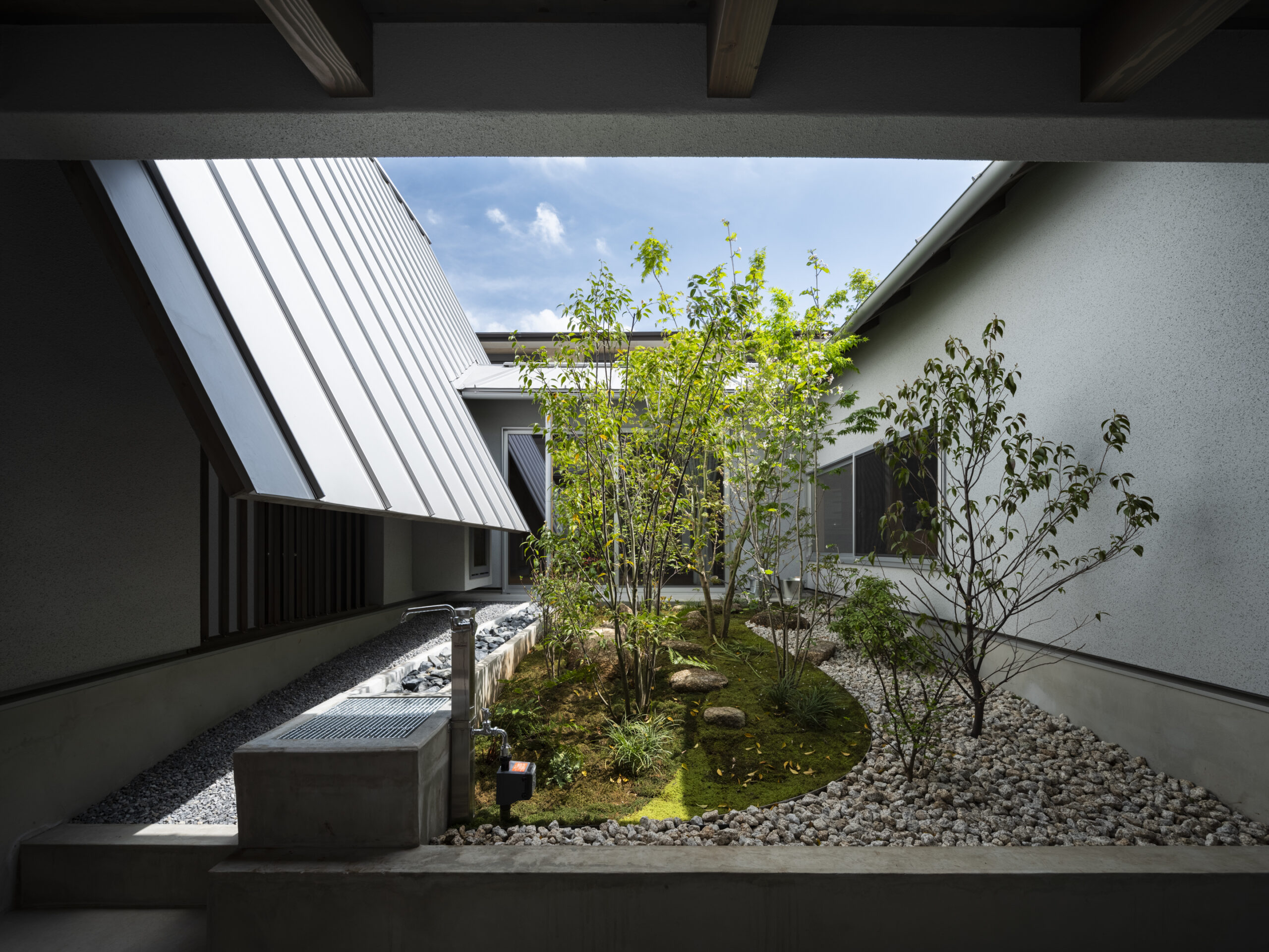 03_Garden+GhostRoofHouse